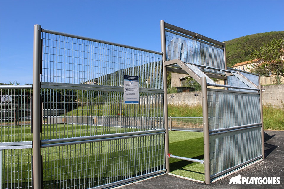 Focus sur les cages du terrain multisports de Saint Georges les Bains