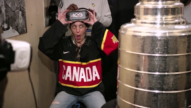 La réaction d’un fan de NHL, lors de l’expérience de réalité virtuelle face à la Stanley Cup